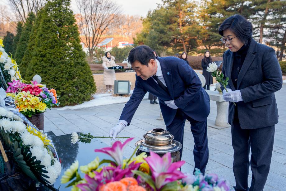 증평군, 엄숙한 분위기 속 2025년 을사년 새해 충혼탑 참배