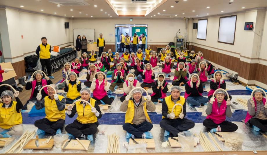 증평군자원봉사종합센터, ‘설맞이 사랑의 떡 썰기 행사’