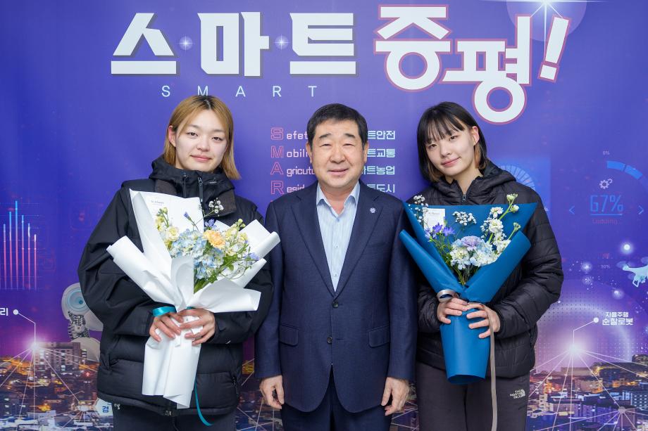 증평군, 전국장애인동계체전 컬링 은메달 서은지·서은주 선수 격려