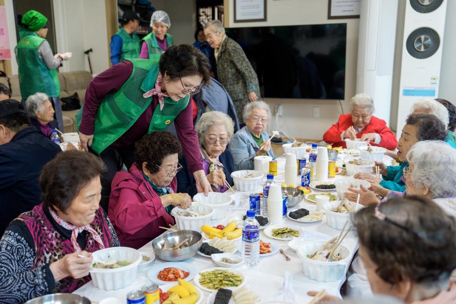 증평군새마을회, 어르신 건강 기원 삼계탕 나눔 봉사