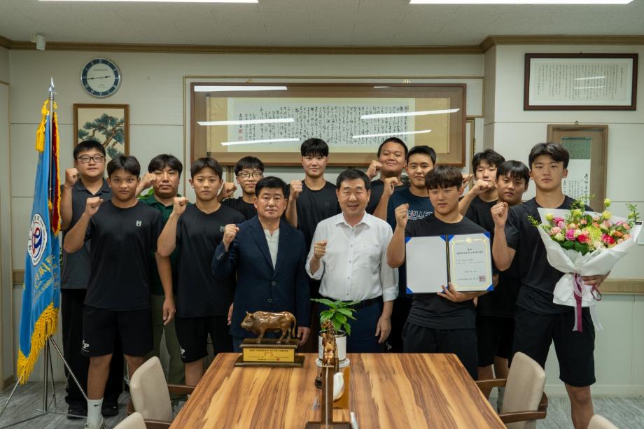 이재영 증평군수, 전국장사씨름대회 우승·입상 선수 격려