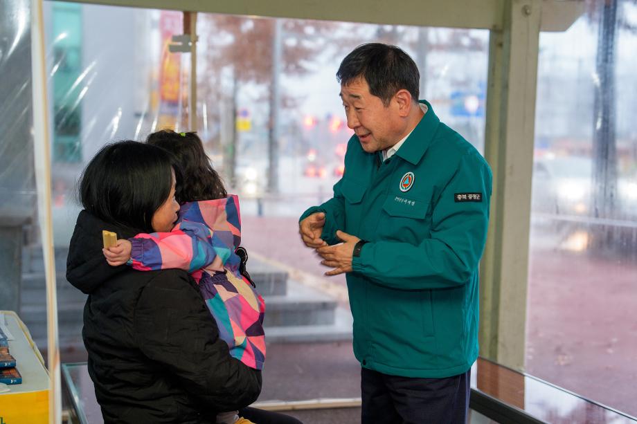 증평군, 한파 대비 버스 승강장 방풍막 설치...군민 안전과 편의 강화